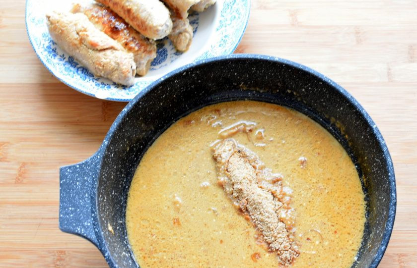 1. Этап. Свиные рулетики с яблоком: Выньте рулетики на тарелку и сохраняйте теплыми. В соус добавьте натертое на мелкой терке овсяное печенье – классическое, без добавок. Или замените его пряником, имбирным печеньем – натуральными, без ароматизаторов. Тушите, пока соус не загустеет и печенье не раствориться полностью. Готовый соус можно протереть через сито или пробить блендером, если хотите добиться полной однородности.