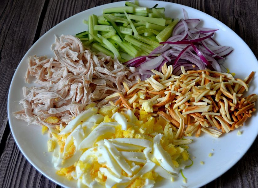 1. Этап. Салат с копченым сыром Косичка: Все составляющие салата готовы, вариантов сборки салата несколько: порционно, в большой салатник или слоями. В данном рецепте использован вариант сборки салата в большом салатнике с двукратным повторением слоёв.