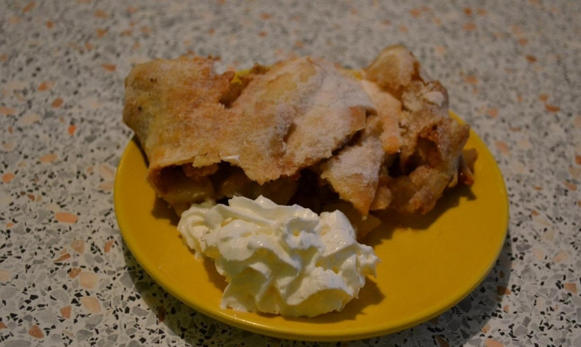 1. Этап. Яблочный штрудель из бездрожжевого теста: 12. Немного остывший штрудель нарезаю кусочками и выкладываю на тарелку, подаю его со взбитыми сливками или шариком мороженого.