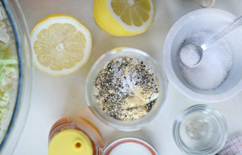 1. Этап. Капустный салат с заправкой: Сделайте заправку. Перемешайте майонез с мёдом, соком лимона, уксусом, солью, семенами сельдерея, горчицей и перцем. Хорошо всё встряхните.