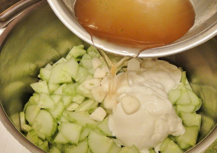 1. Этап. Холодный суп с огурцом: Вливаем холодный (!) бульон. Если у Вас нет готового овощного бульона, тогда разведите в 200 мл теплой воды 1/2 кубика и остудите его.