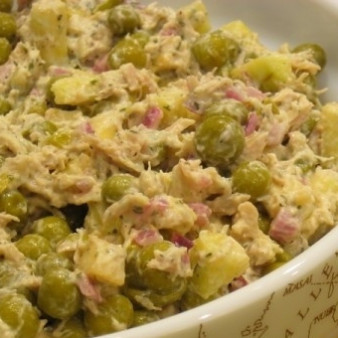 Салат с яблоками и курицей