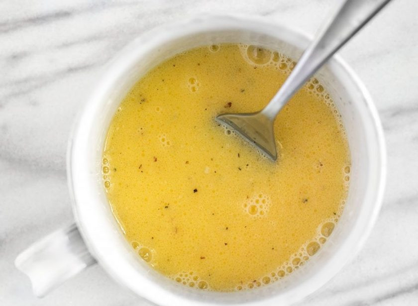 1. Этап. Завтрак в чашке за 5 минут: 3. В миске смешайте молоко с яйцом, посолите и добавьте любые специи по вкусу.