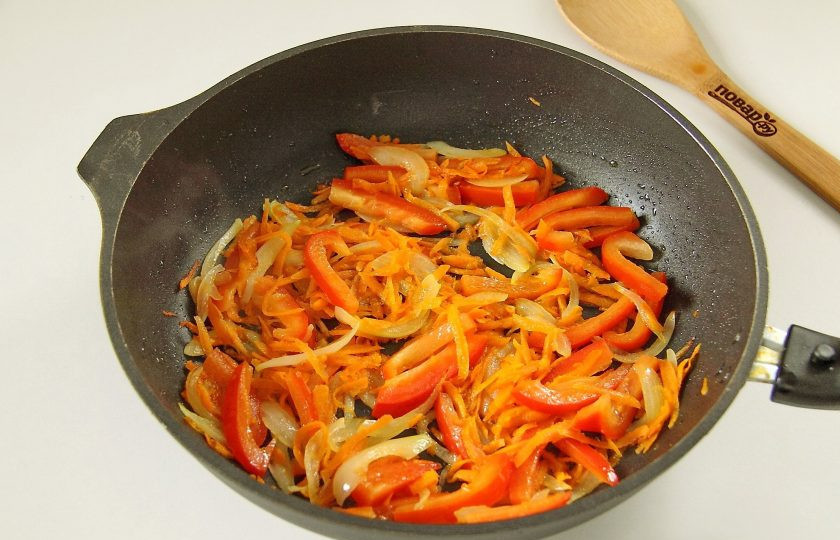 1. Этап. Рассольник из свежих огурцов: Обжарьте овощи на сковороде до готовности.