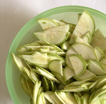 1. Этап. Спагетти с кабачками в сливочном соусе: Кабачки помыть и нарезать на тонкие половинки, я натёрла на тёрке толщиной 3 мм, посолить и хорошо перемешать. Лук и чеснок нарезать кубиками.