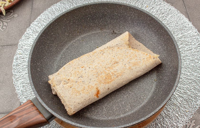 1. Этап. Буррито с фаршем и фасолью: Обжарьте несколько минут с обеих сторон на сухой сковороде. Сначала выложите заготовку швом вниз, поджарьте слегка и аккуратно переверните лопаткой, жарьте еще минутку.