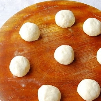 1. Этап. Самса: 10. Поделите готовое тесто на 8 равных частей.