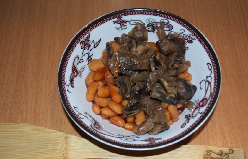 1. Этап. Фасоль с зеленью: На растительном масле обжарьте лук, добавьте к нему грибы шампиньоны. Жарьте все вместе до готовности. Грибы переложите в миску с фасолью.