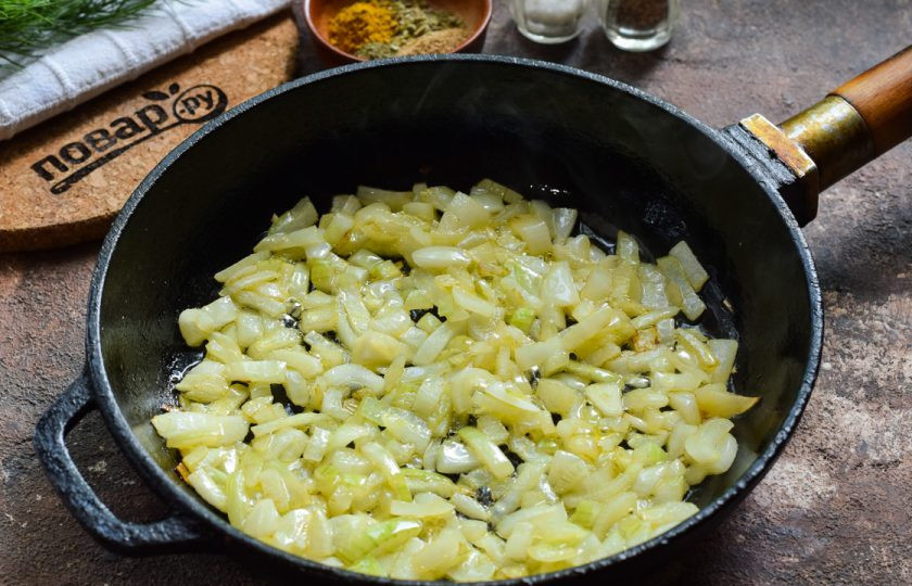 1. Этап. Медово-томатный соус: В сковороде прогрейте немного масла, выложите лук и чеснок, жарьте на небольшом огне 4 минуты.