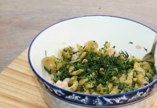 1. Этап. Мини-слойки с тунцом и оливками: 5. Добавьте оливки и укроп к тунцу.