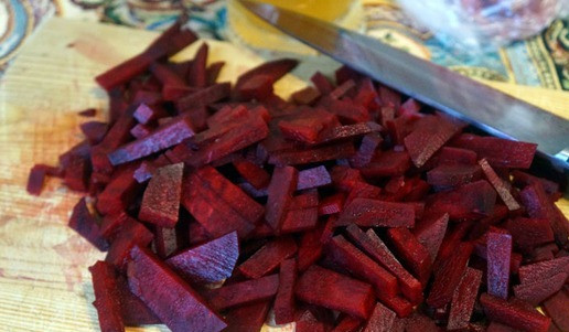 1. Этап. Свинина, тушеная со свеклой: Нарезать брусочками.