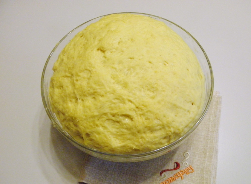 1. Этап. Пасхальный кулич: Спустя два часа тесто поднялось в три-четыре раза. Осадите его руками. Оно липкое и очень ароматное, сладкое. На этом этапе можно добавить в куличи любые сухофрукты или орехи, семечки и т.д.