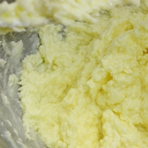 1. Этап. Пирожные Персики: 2. Продолжая взбивать, добавьте в тесто ванилин и яйца.