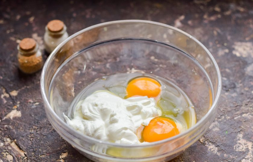 1. Этап. Пицца с грибами на сковороде: В миску вбейте несколько куриных яиц, добавьте сметану.