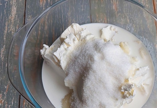 1. Этап. Чизкейк с маршмеллоу: Добавить сахар, сливки и начинку от печенья. Тщательно перемешать, я взбиваю миксером на минимальной скорости.