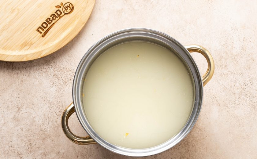 1. Этап. Имбирный квас: Влейте лимонный сок и разведенные дрожжи в кастрюлю. Все перемешайте.