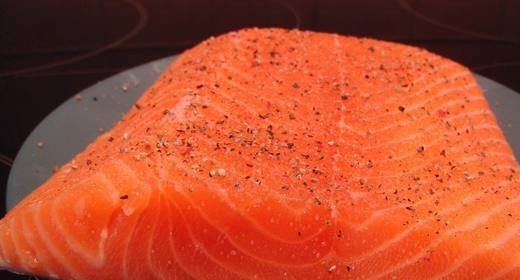 1. Этап. Форель, запеченная в рукаве: Филе форели промойте под водой, обсушите салфетками. Натрите филе солью и свежим молотым перцем.