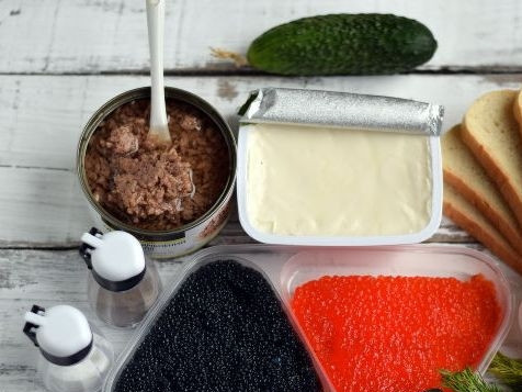 1. Этап. Бутерброды с тунцом и икрой: 1. Для разнообразия можно приготовить такие бутерброды с тунцом и икрой из морских водорослей. Вместо сливочного масла я предлагаю использовать плавленный сыр, это намного вкуснее и оригинальнее.