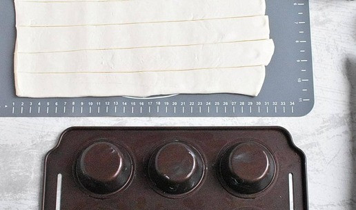 1. Этап. Слоеные корзиночки с чизкейком: 3. Металлическую форму для кексов переверните и смажьте сливочным маслом.