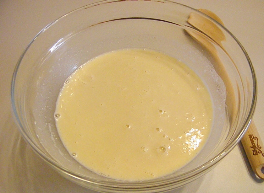 1. Этап. Заварные блины на молоке: Влейте в тесто стакан кипятка — и венчиком быстро размешайте его. Оставьте на 10-15 минут.