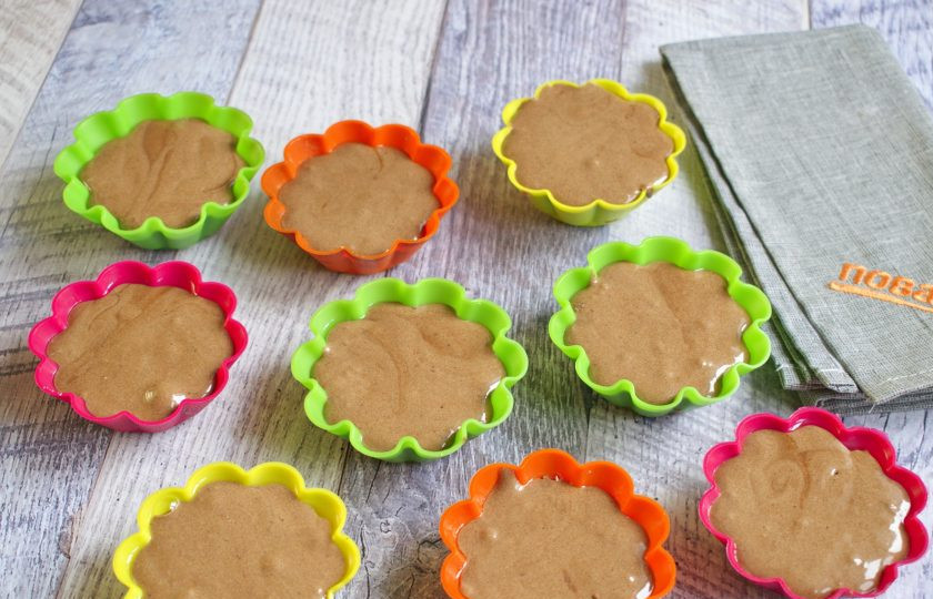 1. Этап. Шоколадные капкейки: 4. Разложите тесто по силиконовым формочкам с помощью столовой ложки. Формочки наполняйте на 2/3 объема.