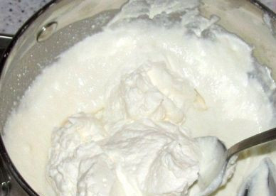 1. Этап. Творожный крем с желатином: Частями добавляем взбитые сливки к творогу с желатином и хорошо взбиваем-размешиваем.