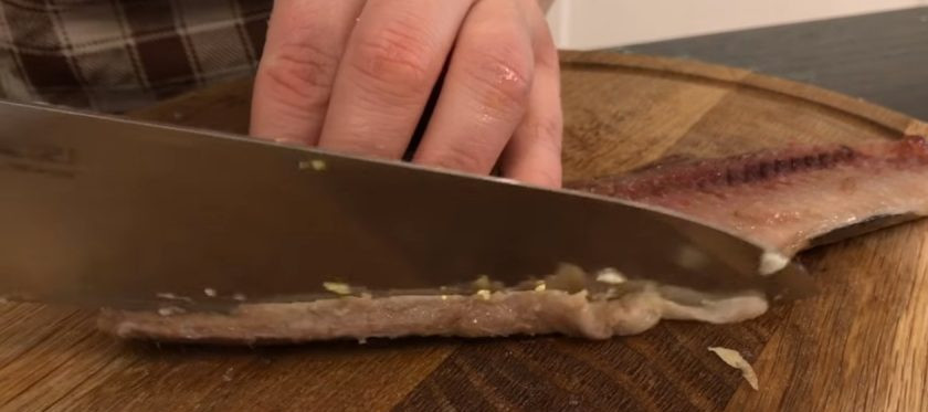 1. Этап. Форшмак из селедки (очень вкусный): 4. Картофель натрите на крупной терке, потом натрите 1,5 яйца и 1 яблоко. Добавьте половину лимонного сока и размешайте. Одну тушку рыбы нарежьте кубиками, добавьте к массе.