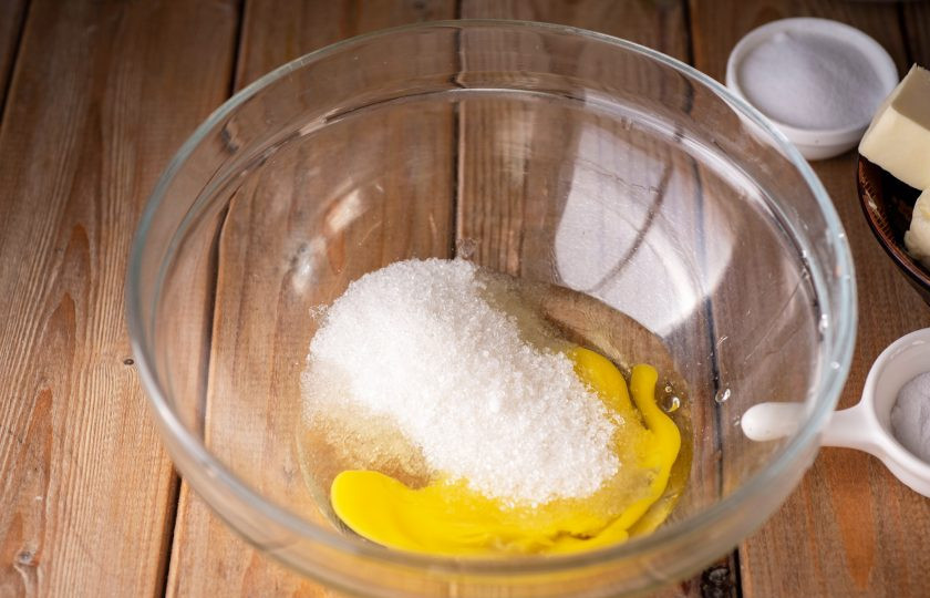 1. Этап. Ржаное печенье: В миску вбейте яйцо, добавьте сахар. Венчиком хорошенько все перемешайте.