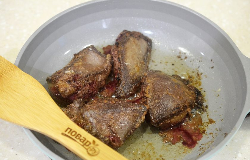 1. Этап. Печень отбивная с луком: 3. Обжарьте печень в сковороде с разогретым маслом по 5 минут с каждой стороны.