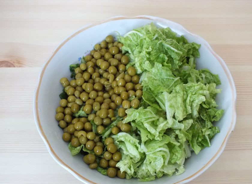 1. Этап. Постный салат с зеленым луком: Капусту нарвите руками. Добавьте в салатник. Туда же отправьте зеленый горошек.