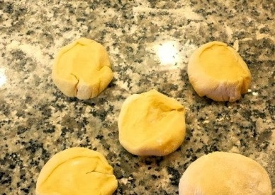 1. Этап. Манты из тыквы: Из теста формируем колбаску толщиной около 3 см, а потом нарезаем на кусочки по 2 см длиной. Слегка прижимаем.