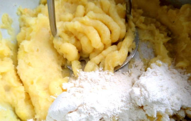 1. Этап. Картофляники с печенкой: Муки следует добавить столько, сколько возьмет картошка. Должно получится тесто, чтобы лепилось хорошо.