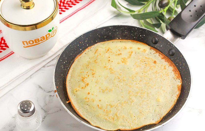 1. Этап. Ажурные блины на молоке (легкий рецепт): 8. Переверните на другую сторону и допеките еще 1 минуту. Затем снимите блин на тарелку и таким же образом приготовьте остальные блины. Нагрев можно уменьшить до среднего, если блинчики начнут подгорать по краям.