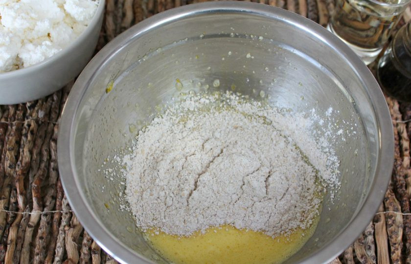 1. Этап. Сырники с овсянкой: Овсянку перемалываем в кофемолке, 2-3 ложки добавляем в миску.