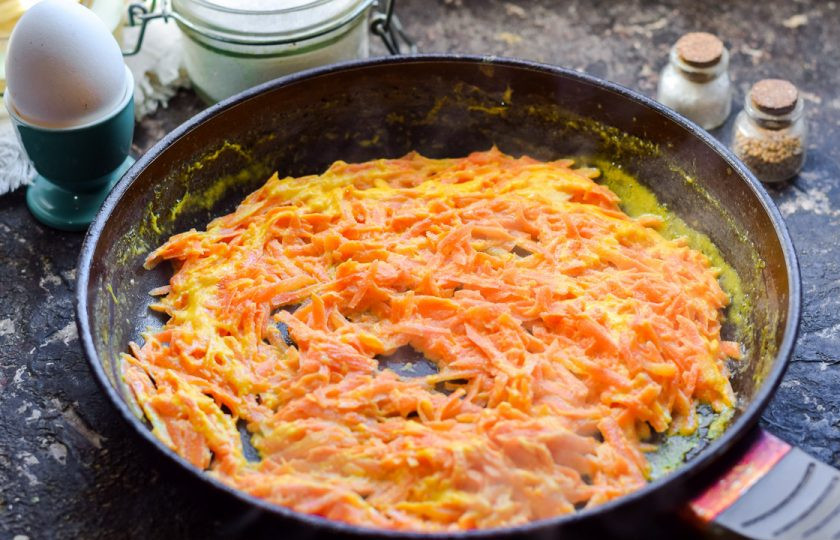 1. Этап. Морковные котлеты с изюмом: Тушите морковь 12-15 минут на небольшом огне.