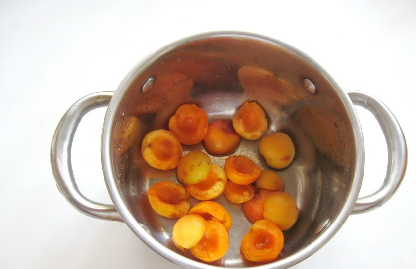 1. Этап. Кисель из вишен и абрикосов: Абрикосы помойте, удалите косточки и выложите в кастрюлю.