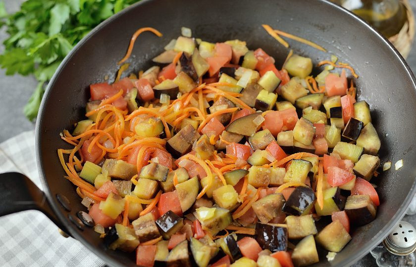 1. Этап. Суп с чечевицей и баклажанами: Баклажан и помидор нарежьте небольшим кубиком, добавьте в сковороду, влейте немножко воды и тушите под крышкой минут 5-7.