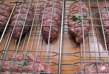 1. Этап. Люля из баранины на мангале: По истечении нескольких часов достаем фарш, формируем из него продолговатые котлетки и выкладываем на решетку. Как вариант люля можно готовить на шампурах, для этого необходимо отщипнуть немного фарша, сформировать из него лепешку и положить на нее шампур. После этого плотно зажимаем фарш вокруг шампура так, чтобы не было никаких трещин, то же самое проделываем с остальным фаршем.