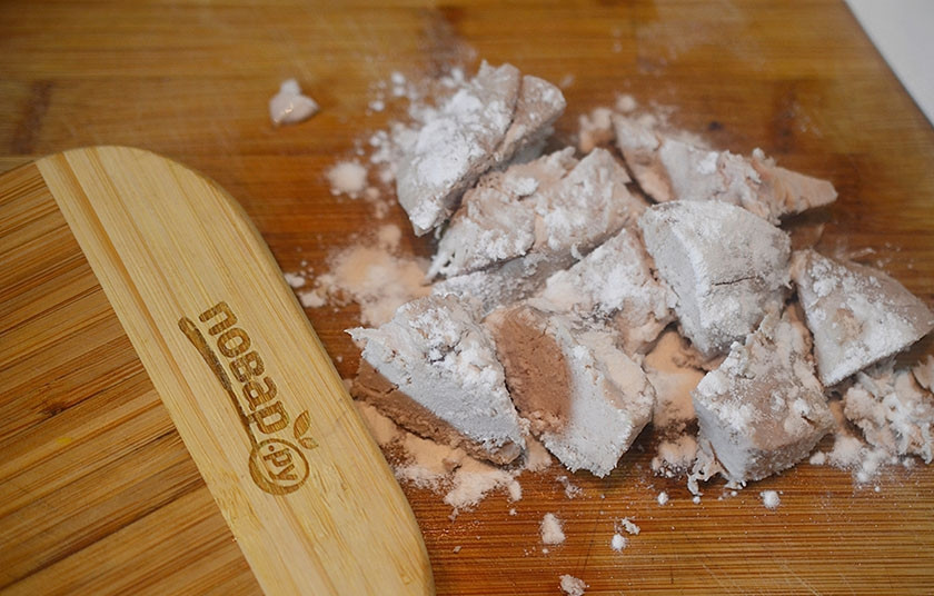 1. Этап. Паэлья с цыпленком и чорризо: 5. Кусочки курицы обваляйте в крахмале, добавьте к овощам и обжаривайте до готовности курицы.