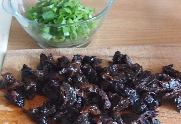 1. Этап. Фасолевый суп с черносливом: Измельчаем промытый зеленый лук. Нарезаем небольшими кусочками чернослив.