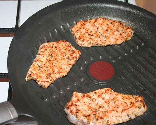 1. Этап. Картошка по-деревенски с мясом: И еще 3-4 минуты с другой стороны.