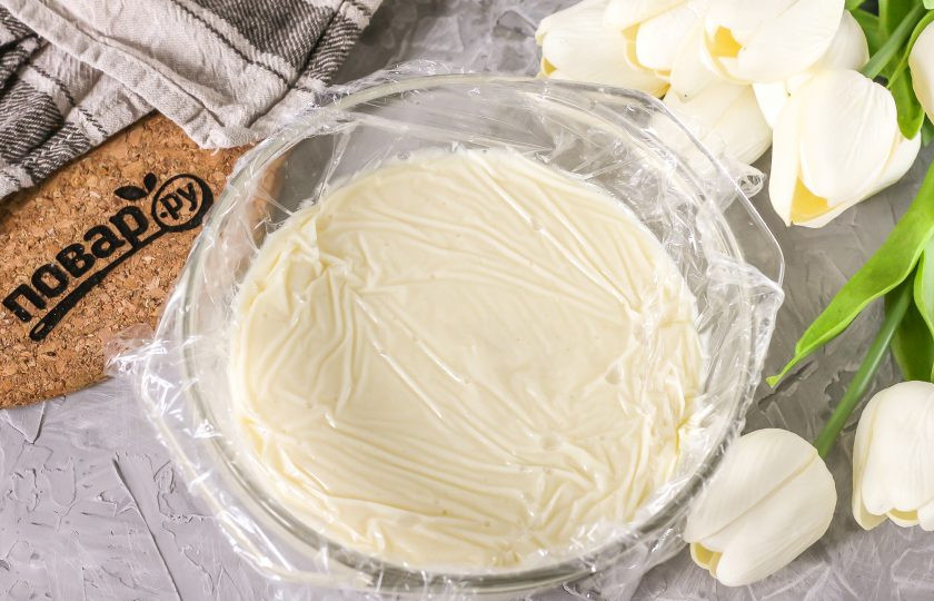 1. Этап. Блинный рулет с заварным кремом: Крем обязательно остудите примерно 40-60 минут в холодильнике, накрыв пищевой пленкой стык в стык.