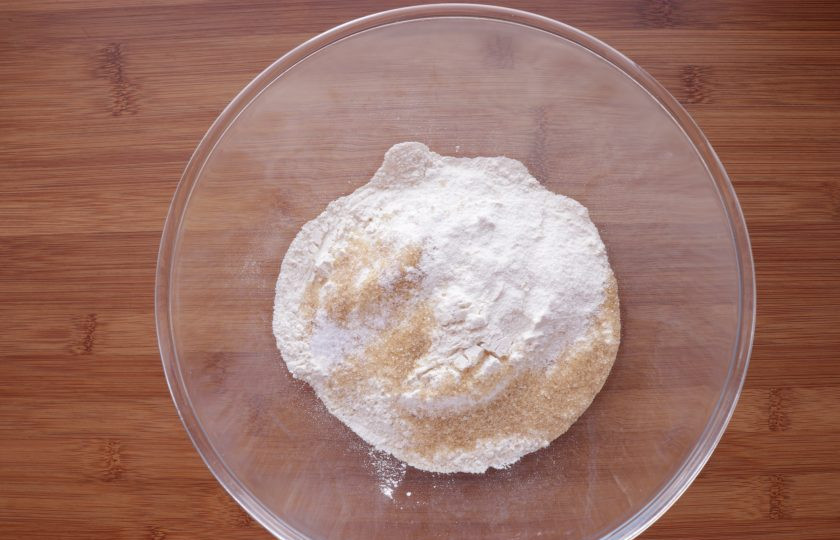 1. Этап. Рогалики с изюмом: Муку просейте, смешайте с сахаром, разрыхлителем и щепоткой соли.