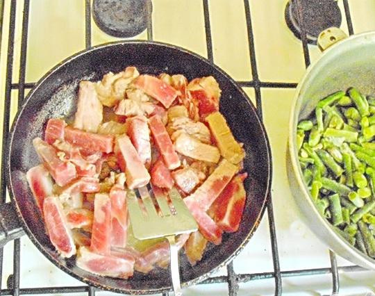 1. Этап. Свинина с карри и стручковой фасолью: 2. Короткой тоненькой соломкой нарезаем свинину. Теперь кусочки мяса промываем в воде, хорошо обсушиваем, немного поперчим и подсолим. На сковороду вливаем немного растительного масла, и кладем туда кусочки мяса. На сильном огне слегка обжариваем мясо, периодически помешиваем, должна получиться румяная корочка.