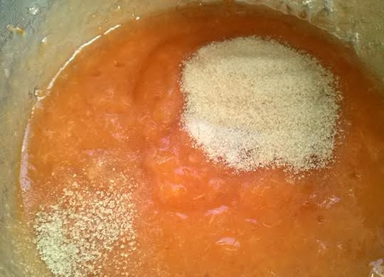 1. Этап. Тирольский пирог: 5 Взбейте оставшийся абрикос блендером и добавьте в него желатин. Отставьте на 5 минут для набухания желатина. Затем доведите смесь до кипения, но не кипятите. Немного остудите, отложите 2 ст.л. желе, остальное залейте сверху пирога. Поставьте его застывать в холодильник на 20 минут.