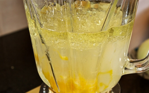 1. Этап. Пирожки с капустой на сдобном тесте: 3. В блендере взбейте яйца, растительное масло, полстакана сахара и 2 стакана теплой воды или молока. В итоге должна получиться однородная, немного пенная смесь.