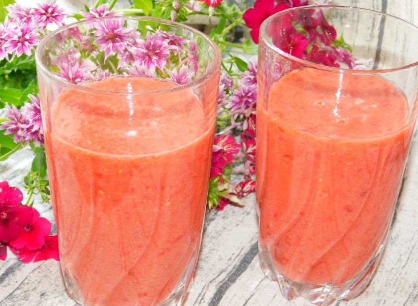 1. Этап. Смузи с персиком и малиной: Разлейте по стаканам. Приятного аппетита!