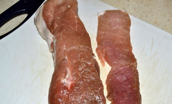 1. Этап. Мясо на шпажках в духовке: Берем нашу свинину, нарезаем её тонкими полосками.