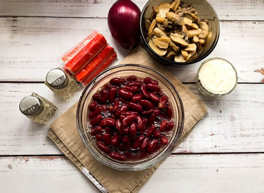 1. Этап. Салат с фасолью, грибами и крабовыми палочками: Подготовьте все необходимые ингредиенты.