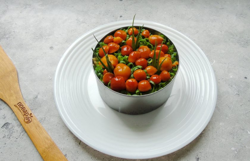 1. Этап. Слоеный салат Лесная поляна с маринованными опятами: На зеленый лук выложите маринованные опята.